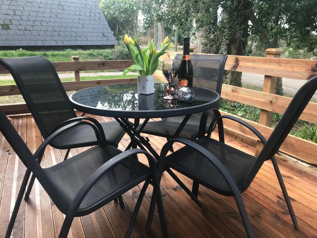 Foxes Sea Side Retreat Deluxe Chalet Is A Lovely Holiday Home Tucked Away On The Kent Coast Kingsdown  외부 사진
